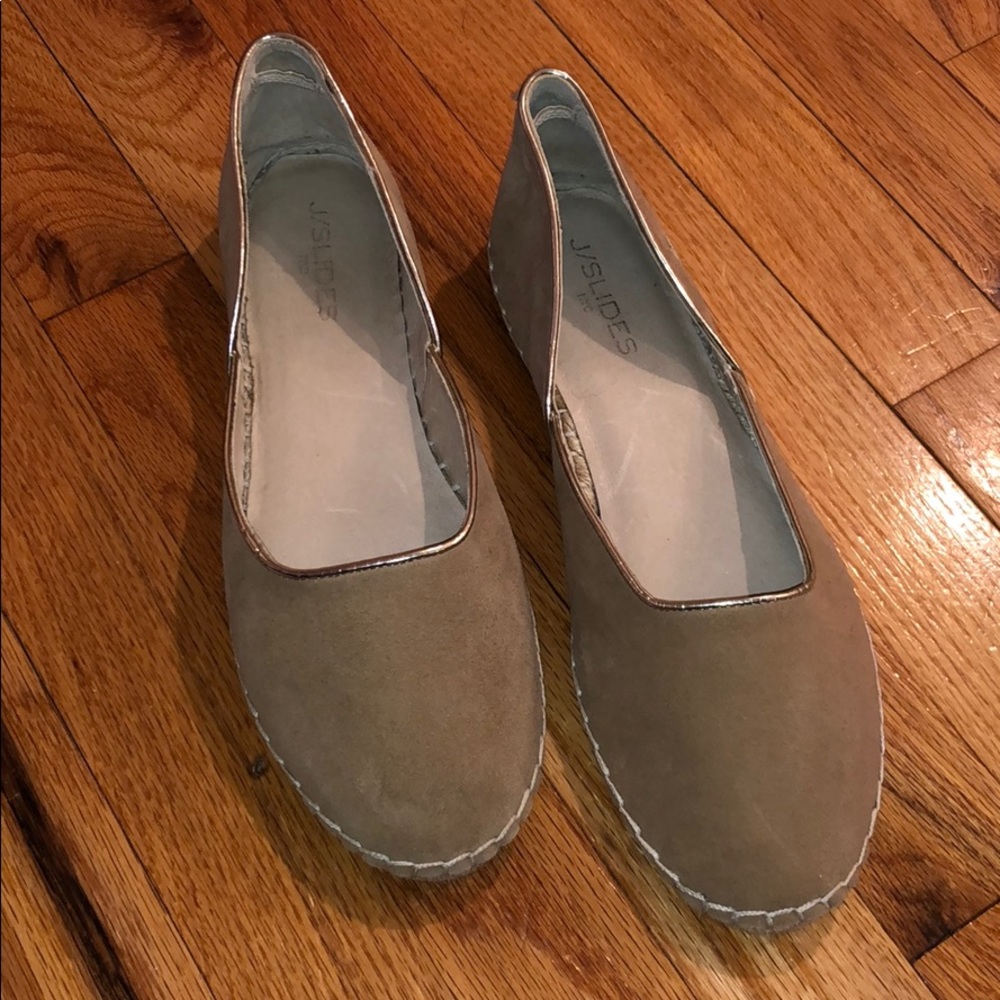 J/SLIDES Tan/Gold Flat